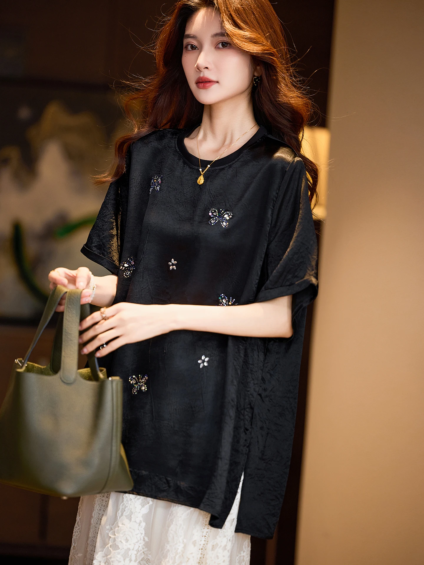 

Элегантная черная футболка из ацетата с коротким рукавом для женщин, новинка весеннего сезона, большие размеры, европейский стиль, уличный стиль, дышащая, комфортная