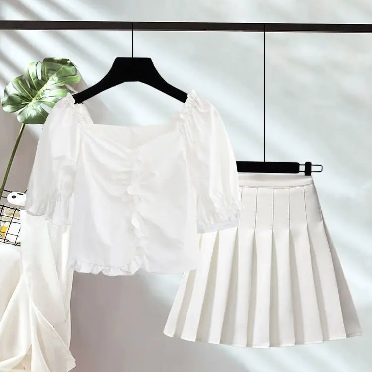 

Летний комплект больших размеров: топ и плиссированная юбка с высокой талией — модный образ для женщин, выглядящих моложе.