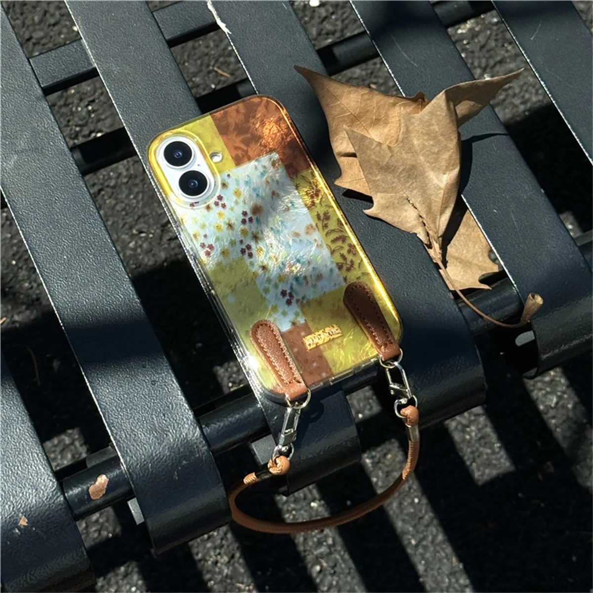 ファッションリトルフラワー iPhone 16 Pro/15/14/13 Pro Max用スマホケース バックカバー ハンドロープ付き 耐衝撃ケース カパ