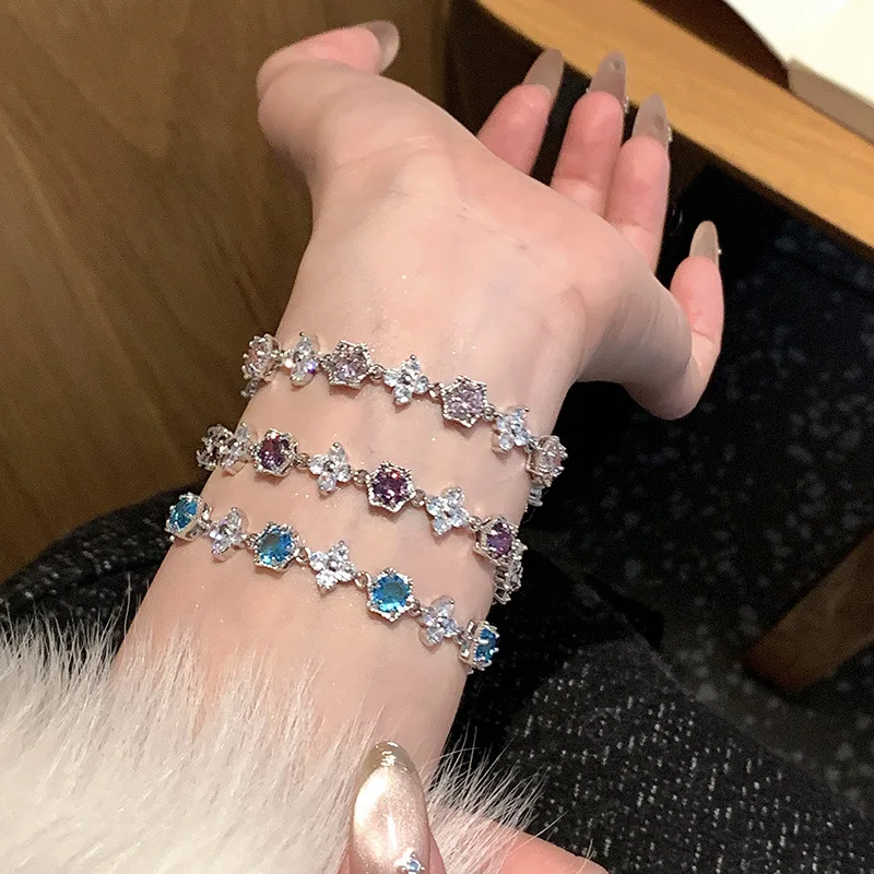 

Flower Bracelet Luxury Elegant Versatile Delicate Fashionable Jewelry for Women Stylish Statement Handpiece with Timeless Charm
