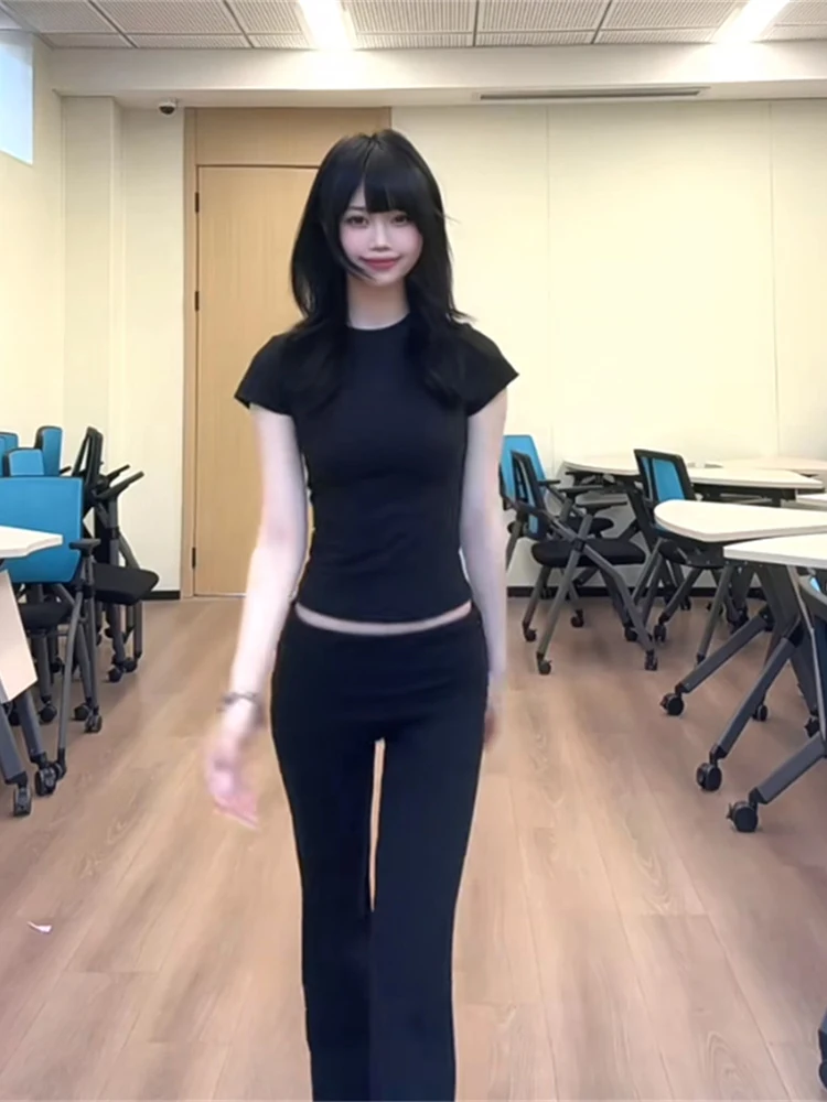 تي شيرت نسائي صيفي قصير الأكمام بقصة ضيقة، أسود مثير وعصري، متعدد الاستخدامات، محبوك بأسلوب كوري أنيق للعمل