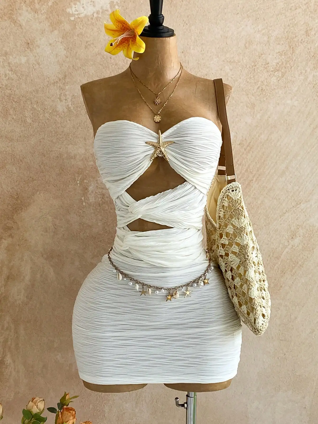

Белое мини-платье без бретелек с драпировкой, декором в виде морской звезды и вырезами