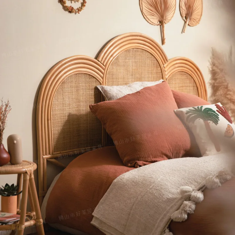 

0103 Изголовье из ротанга Geely красиво и полезное.