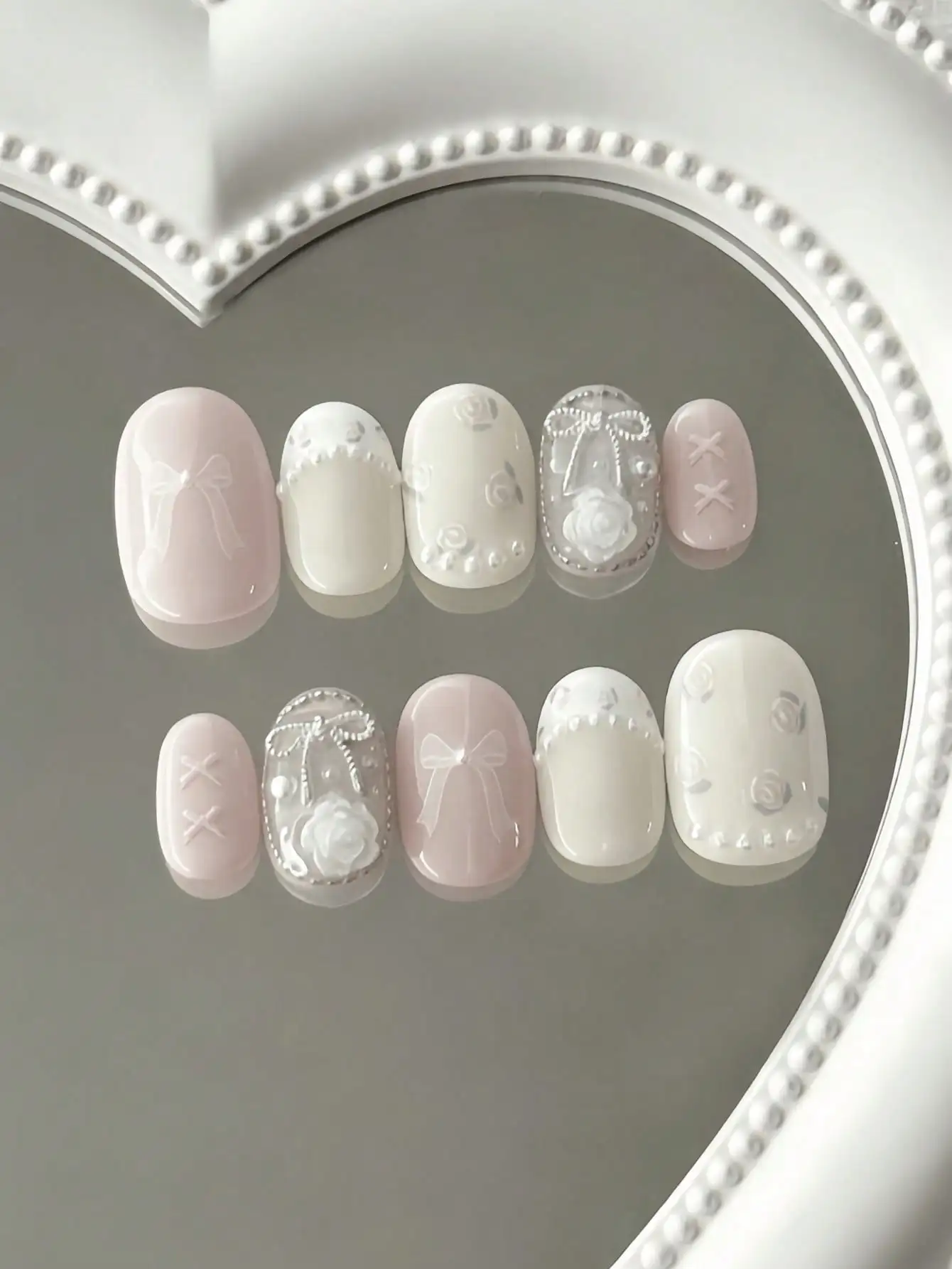 10 faux ongles courts roses et blancs style ballet, style français délicat, avec des roses 3D, des nœuds et des perles, avec contraste de couleur nude et techniques de gaufrage 3D, adaptés aux jeunes filles et jeunes f