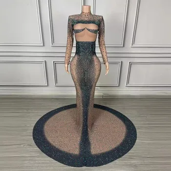 ชุดราตรีประดับเพชรหรูหรา ดีไซน...