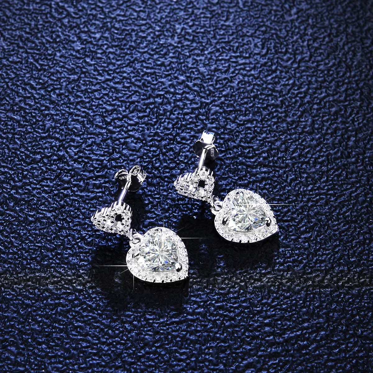 18K gold diamond earrings, women's heart-shaped four claw earrings, temperament 1 carat D color moissanite fringe earrings