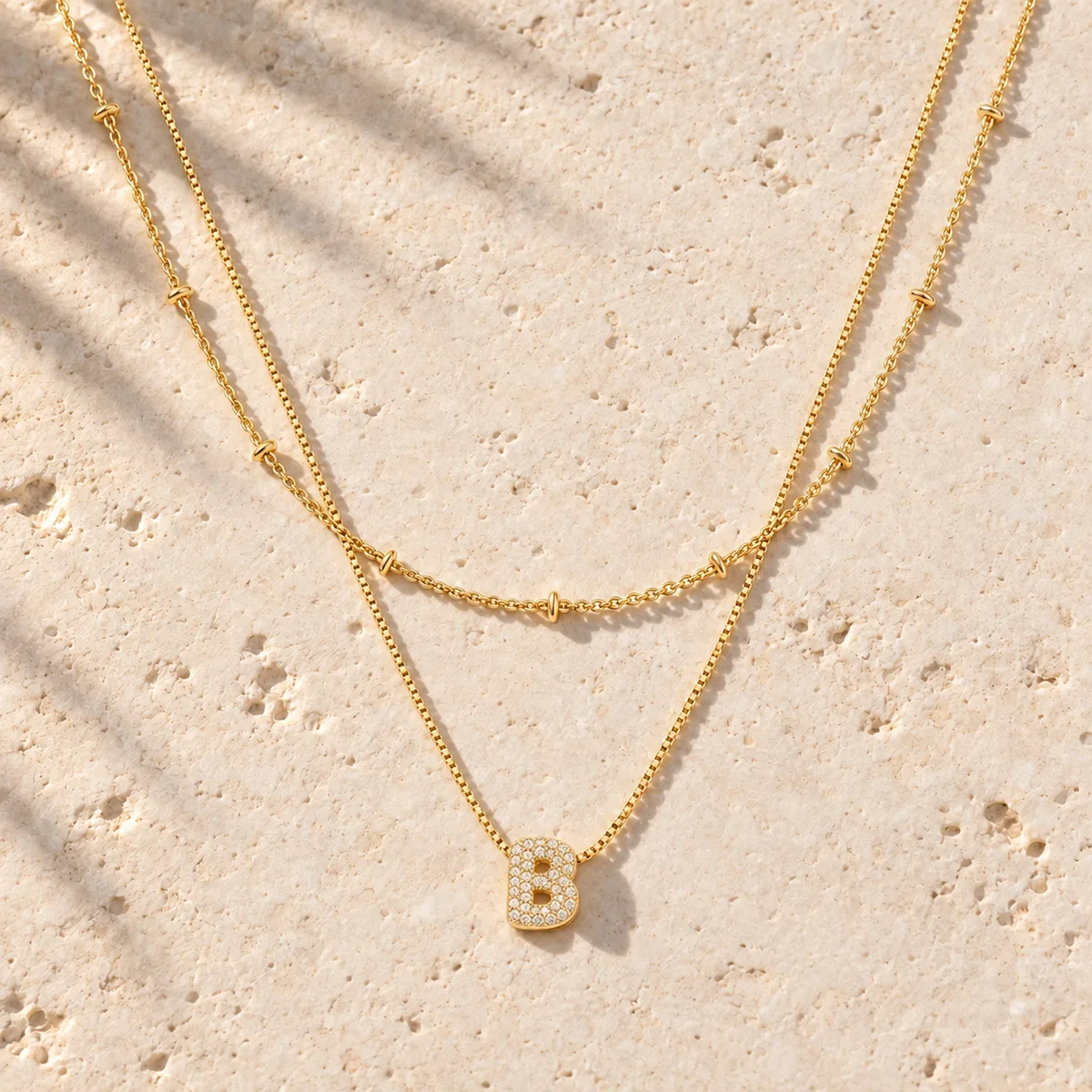 Vergoldete Buchstabenkette für Damen und Herren, Doppelschichtige Perlenkette mit Initialanhänger, Zirkonia-Schmuck für besondere Anlässe – Detail 5