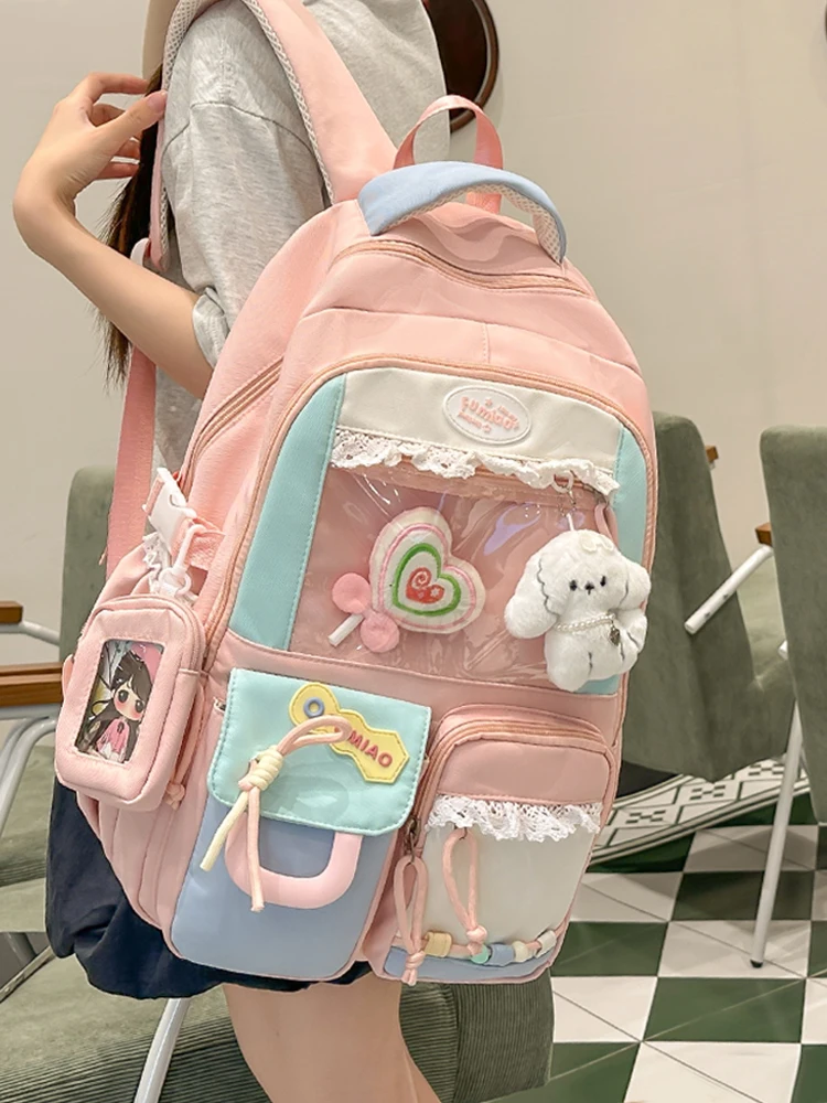 กระเป๋านักเรียนสีบล็อกขนาดใหญ่สำหรับนักเรียนหญิงระดับมัธยมปลาย นักเรียนประถมและมัธยมต้นก็สามารถใช้ได้ด้วย