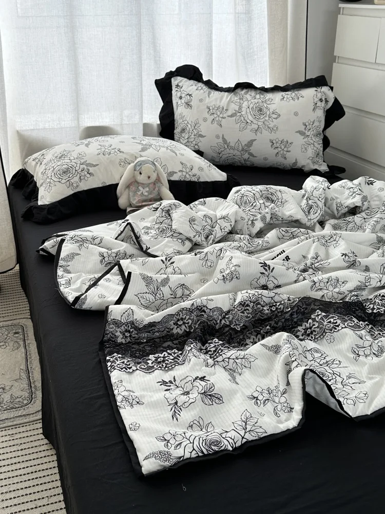 

Комплект постельного белья из четырех предметов: летнее прохладное одеяло из стираного хлопка с черной кружевной отделкой, легкий наполнитель из волокна, в стиле Хепберн