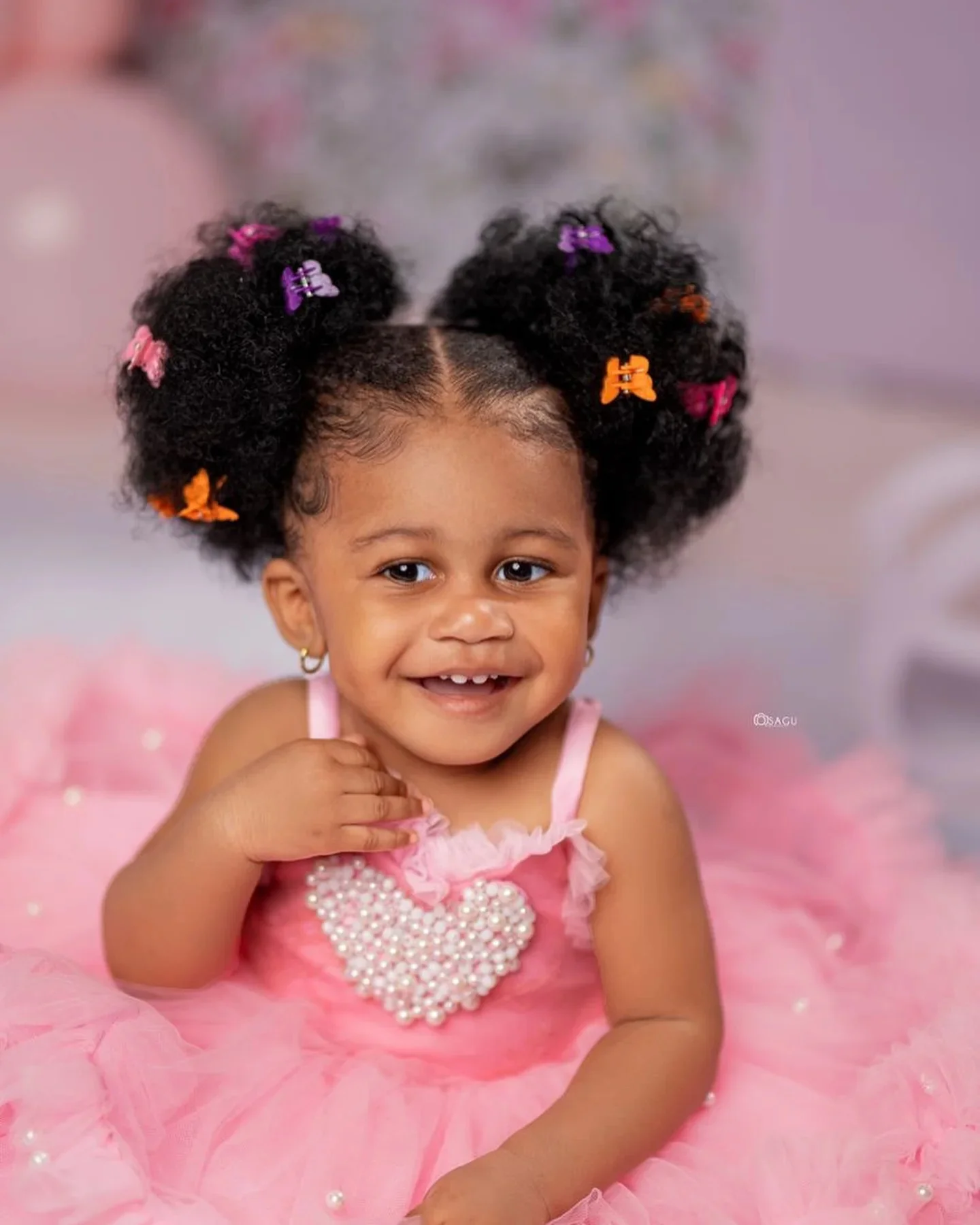 Splendido ed elegante vestito da bambina con paillettes, manica a mosca, vestito da spettacolo di bellezza, fiocco grande, costume da festa di compleanno di un anno