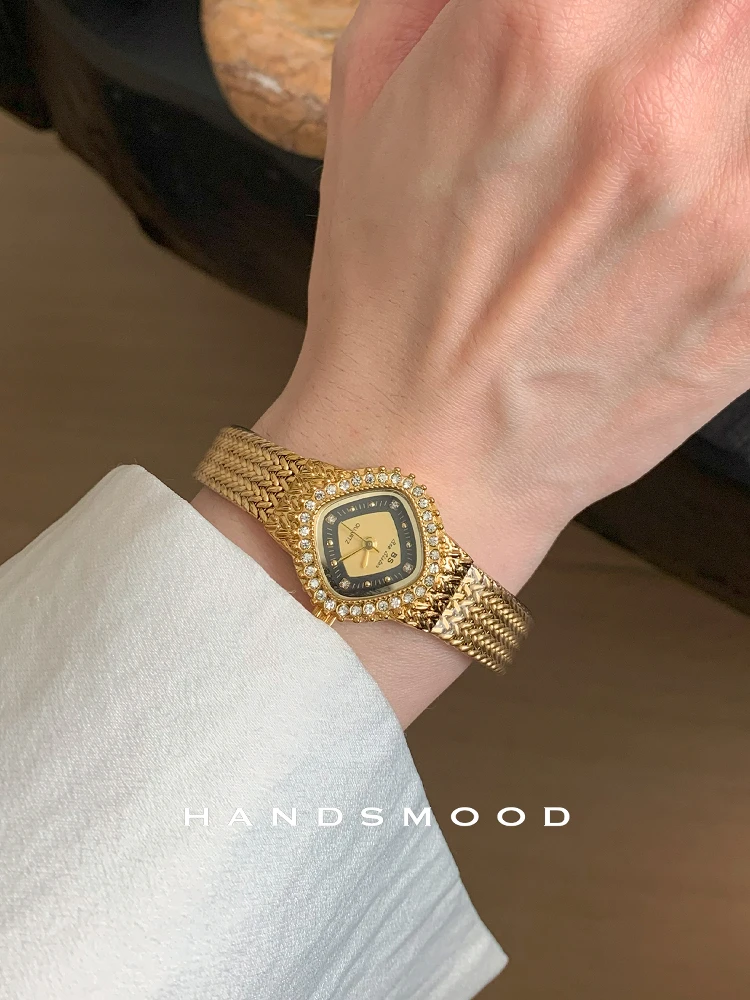New retrostyle highend blackandgold diamondshaped exquisite and fashionable women's watchA premium selection of highend watches.