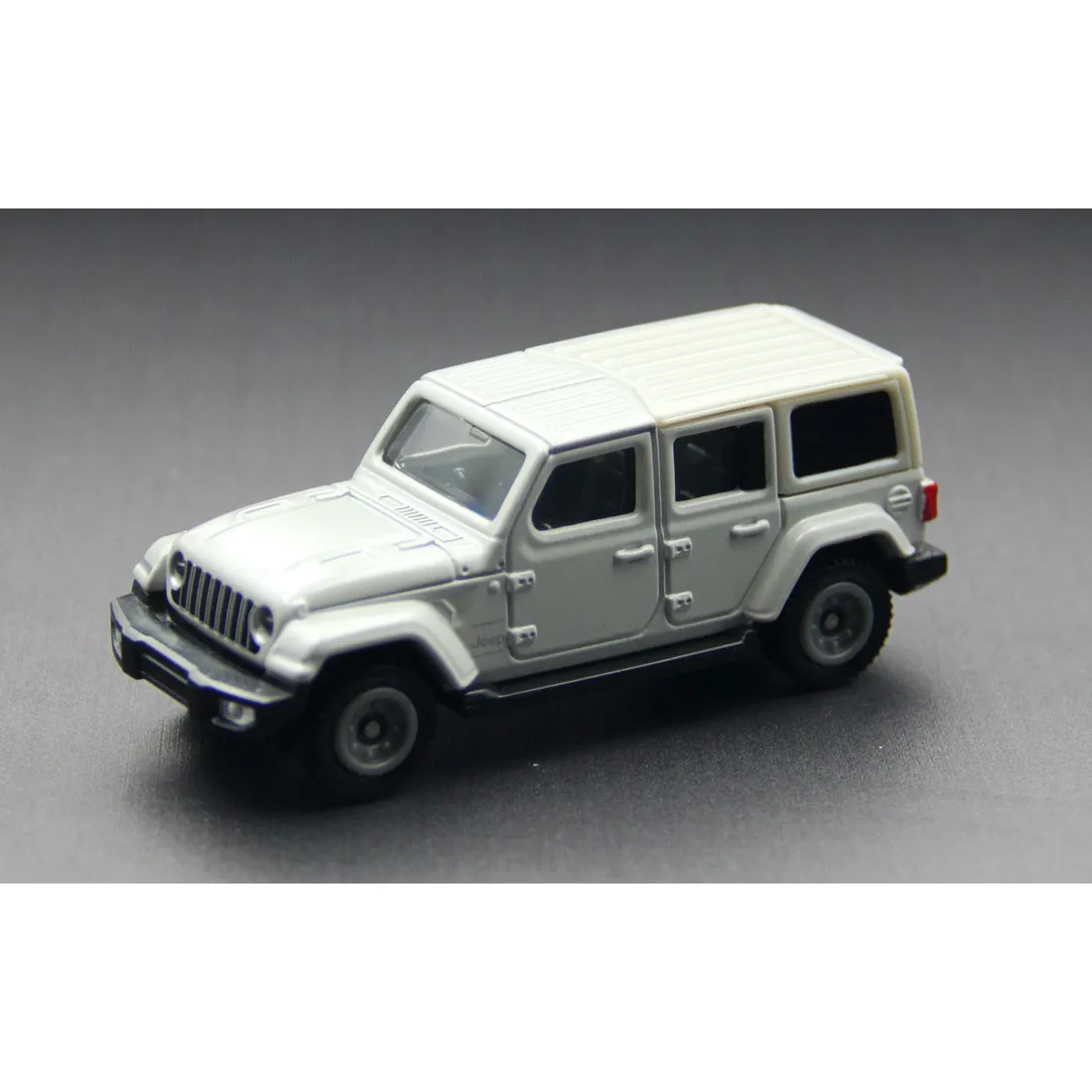 

Модель автомобиля TOMY Tomica из сплава, игрушка для мальчиков, красно-белая, в коробке, № [номер] 72 Jeep WRANGLER Jeep 950387