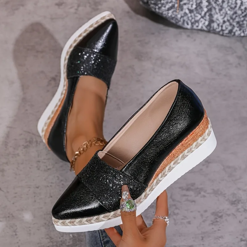 حذاء فردي مريح لخريف 2025 بتصميم جديد غير رسمي على الطراز الأوروبي والأمريكي بمقدمة مدببة وكعب عريض ونعل سميك