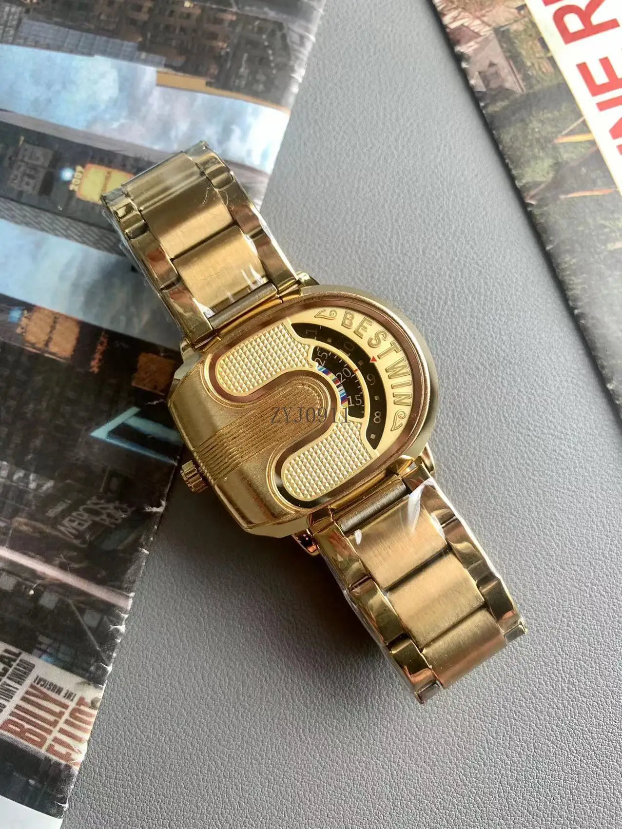 ساعة Y New Concept Rotating Watch للرجال مربعة الشكل بتصميم رائع وشريط فولاذي عالي الجودة غير ميكانيكي كوارتز