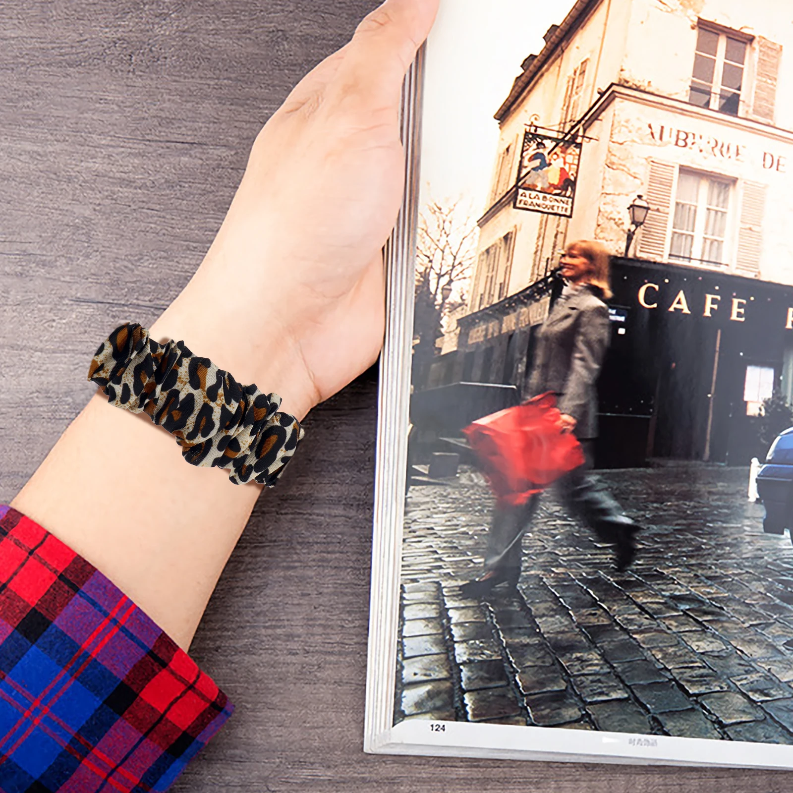 

Leopard Print Scrunchie Watch Band 20Mm Elastic Chic Fashion Replacement Strap for Comfortable All-Day Wear