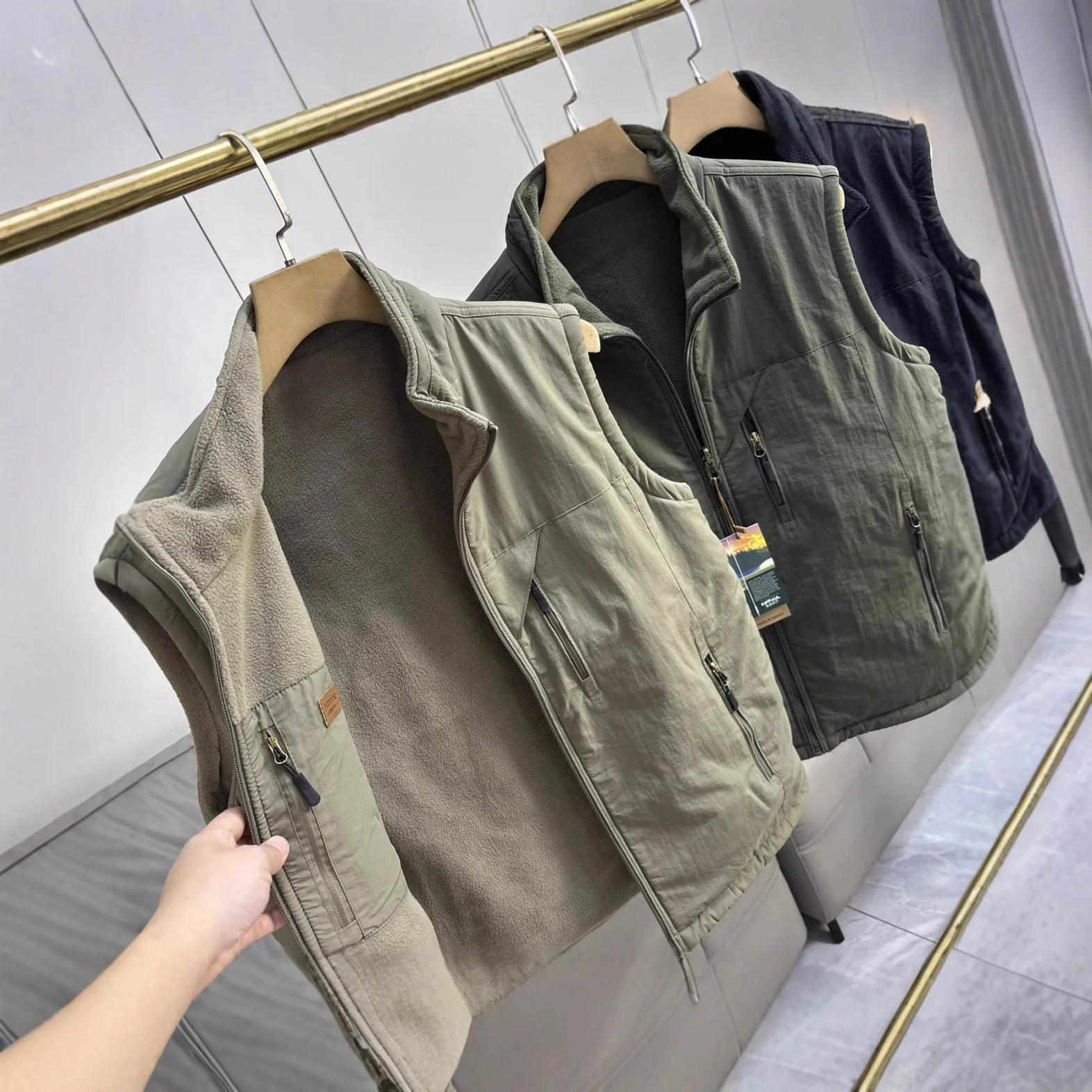 

Reversible Men's Vest Jacket Waterproof & Polar Fleece Multi-Pocket Stand Collar Sleeveless Jackets for Outdoor Autumn Winter