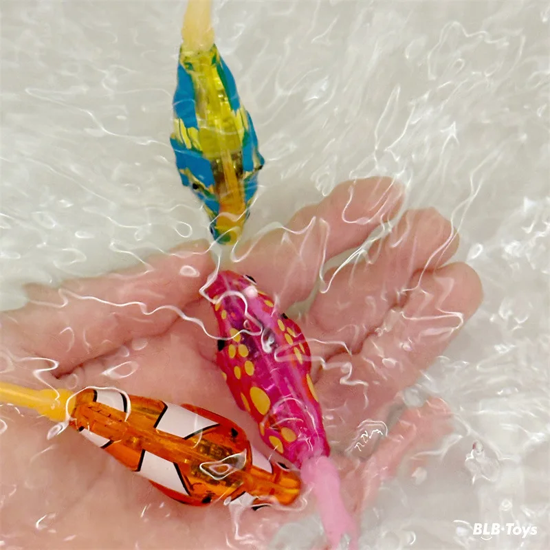 لعبة تفاعلية لحوض الاستحمام بمستشعر الضوء الإلكتروني للأطفال يمكنها السباحة ويحاكي سمكة الحيوانات الأليفة الملونة كهدية للعطلات