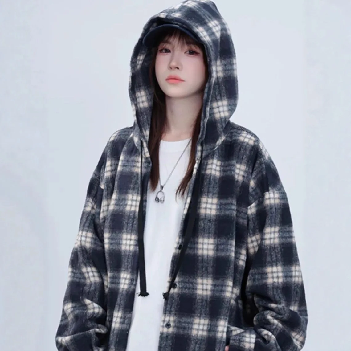 Camicia da donna autunno nuovo stile pigro allentato camicia casual in poliestere di media lunghezza giacca stile classico con cappuccio scozzese di lana 2025 autunno