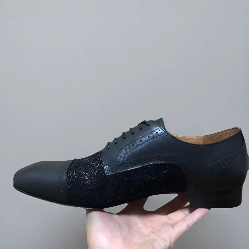 Sepatu pantofel datar untuk pria, sepatu sneakers mewah hak rendah warna hitam dengan paku keling