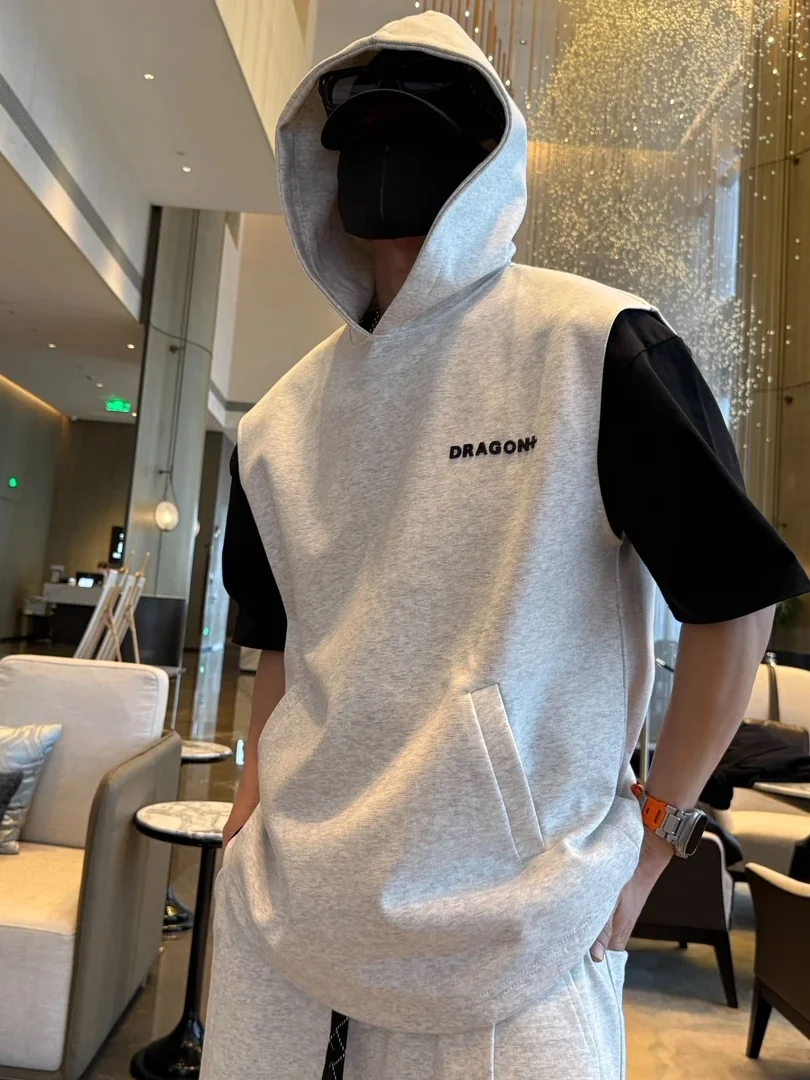 

Мужской повседневный спортивный костюм больших размеров (до 300 кг), летний, модный, брендовый, с капюшоном, в стиле Харадзюку, брюки, комплект из двух предметов, стильная молодежная одежда