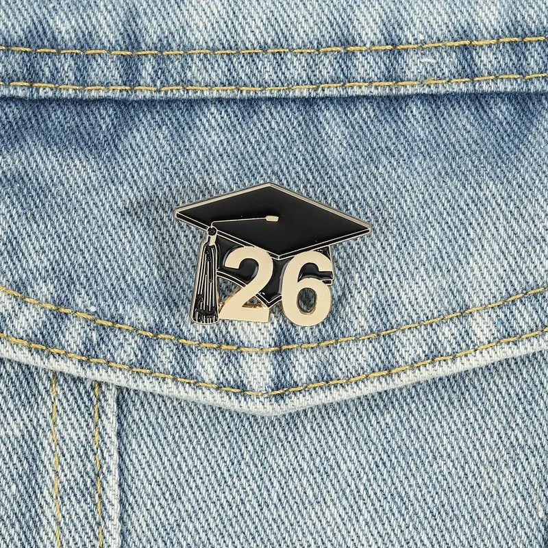 Abschlussfeier 2026 Mortarboard Emaille-Anstecknadel – Absolventenklasse 2026 Metallbrosche für Rucksack und Revers – Schmuckgeschenk für Absolventen und Lehrer – Detail 4