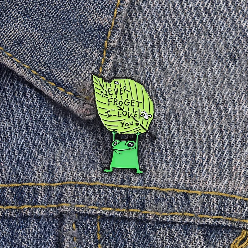 Pins Funny Frog Lifting Leaf Badge NEVER FROGET Slogan Brooch Bag Clothing Decoration Pin Brooches for Women Badges for Clothes