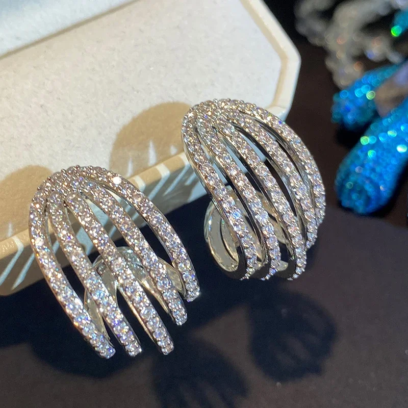 Huitan Bling Bling Ohrringe für Frauen, luxuriös, silberfarben, Alltagskleidung, moderne, modische Damen-Piercing-Ohrringe, trendiger Schmuck