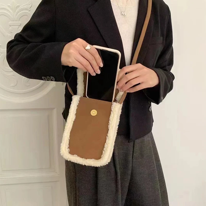 Bolso de teléfono de felpa de diseñador de lujo para mujer, Mini bolsos de lana Vintage, carteras de mensajero de hombro, monederos pequeños, nuevo estilo, invierno, 2023