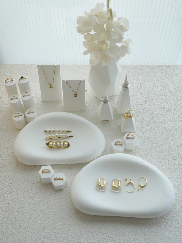 Jewelry display rack, white gypsum pea tray, conical ring holder, necklace, jewelry display, shooting props