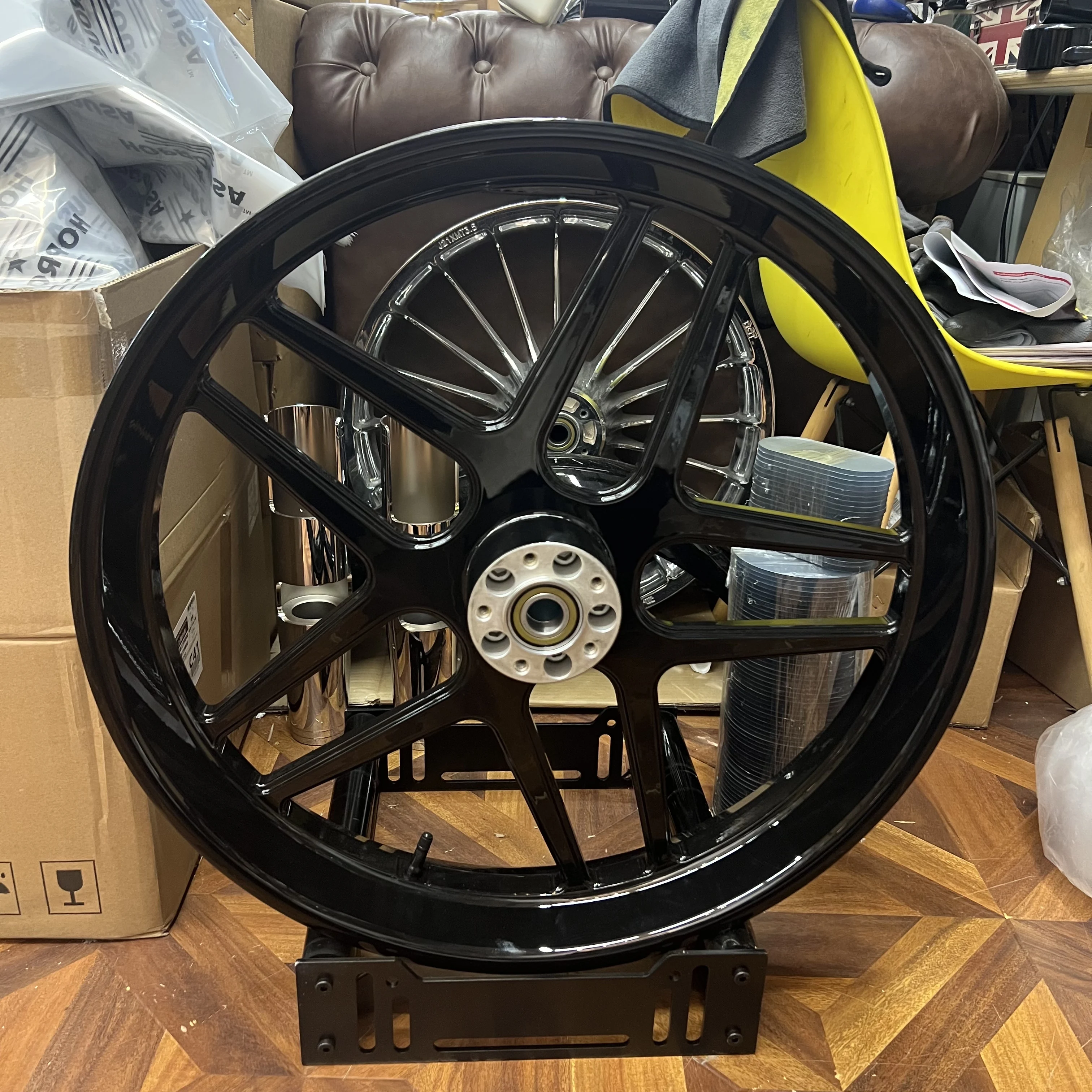

23*3.75 Front Rim Stabilizer Forged Motorcycle Wheels with Gloss Black Finish for NightRodden 2014