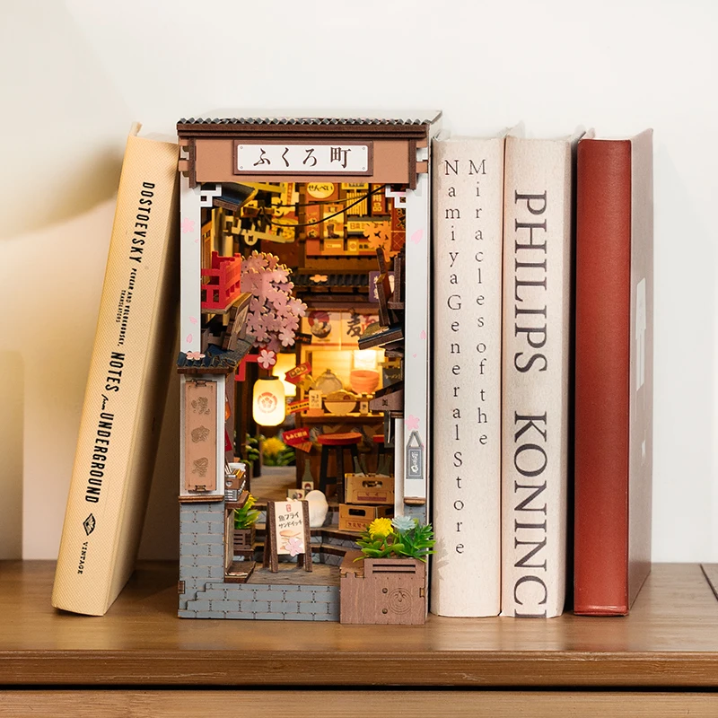 Robotime Book Nook ชุด SAKURA Wine Alley พร้อมฝาครอบกันฝุ่น DIY Miniature บ้านตุ๊กตาชุด 3D ปริศนาไม้ Bookend ชั้นวางหนังสือของขวัญ