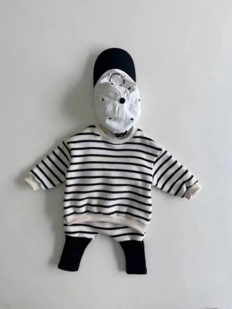 2025年冬新作ベビーカジュアルセット 男の子女の子 長袖パッチストライプスウェットシャツ+パンツ2点セット ベルベット裏地付き幼児服