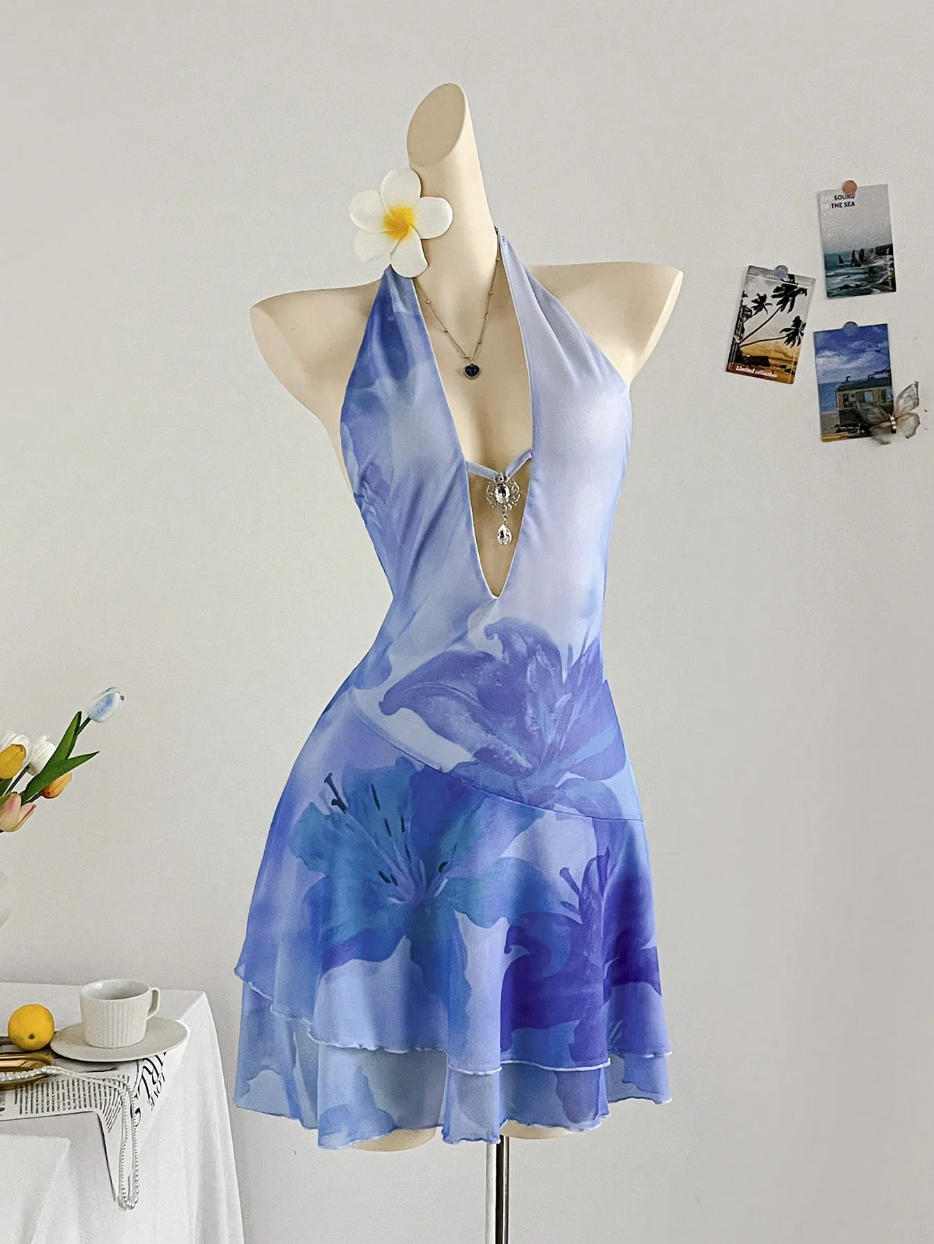 ملابس سباحة صيفية جديدة قطعة واحدة لعام 2025 للنساء، مع نمط فتاة ساخنة، تصميم برقبة رسن يخفي وتخسيس الجسم، و