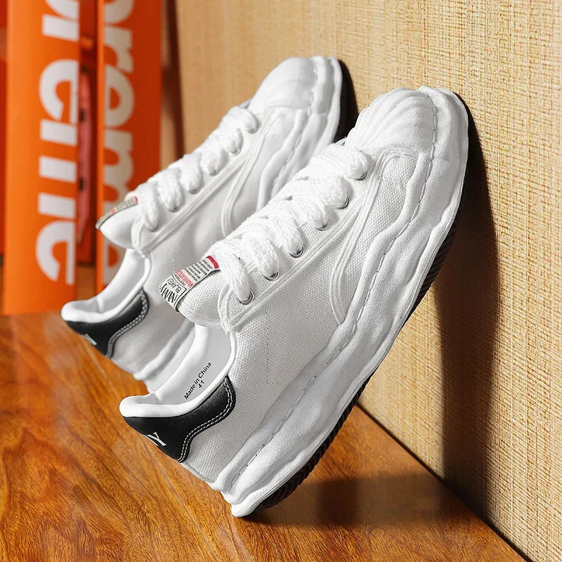 

NewCouple's trendy brand thick soles increase comfort and wear resistance board shoes