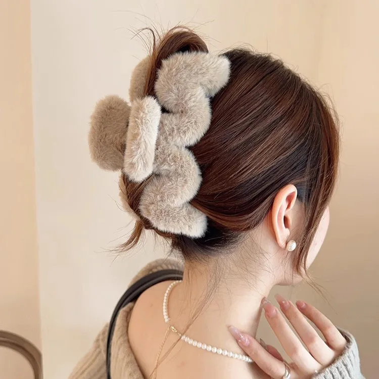 Coffee colored plush grab clip, large plate hair clip, elegant temperament at the back of the female head, 2023 new shark clip