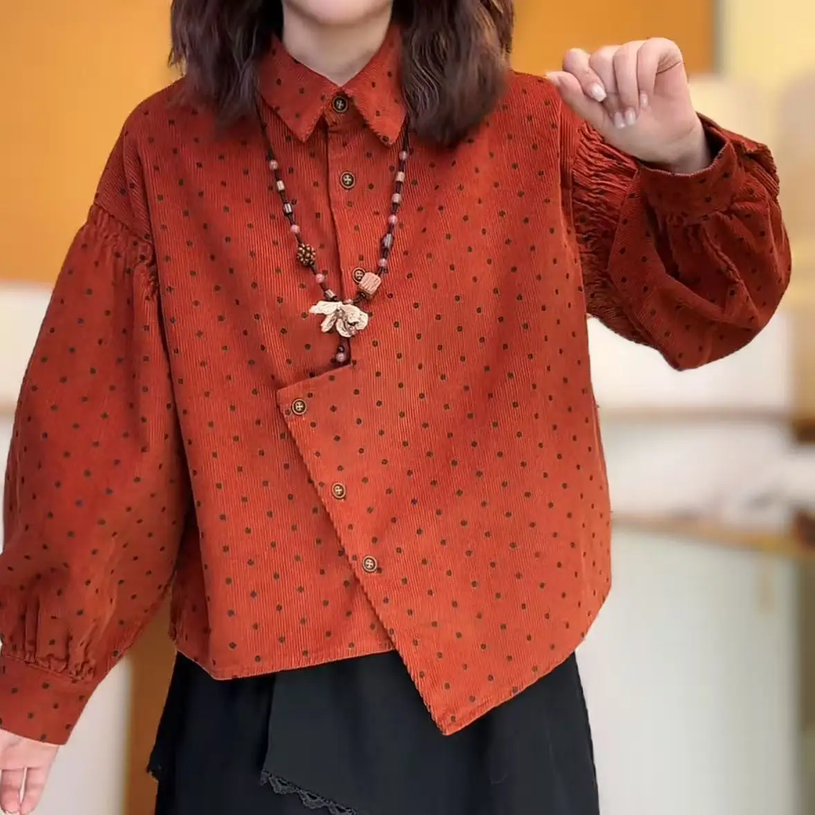Herbst und Winter neues Cord-Orange-Polka-Dot-weißes, plissiertes Laternenärmel-Laminierhemd, lockeres, vielseitiges Oberteil