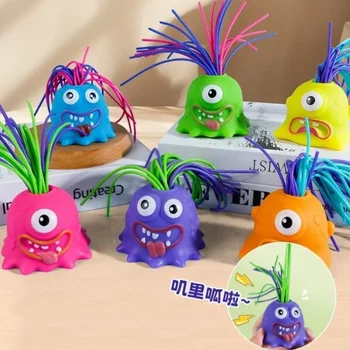 머리카락을 당기는 것은 작은 괴물이 장난감을 풀고 비명을 지르고 배출하는 것을 만듭니다.