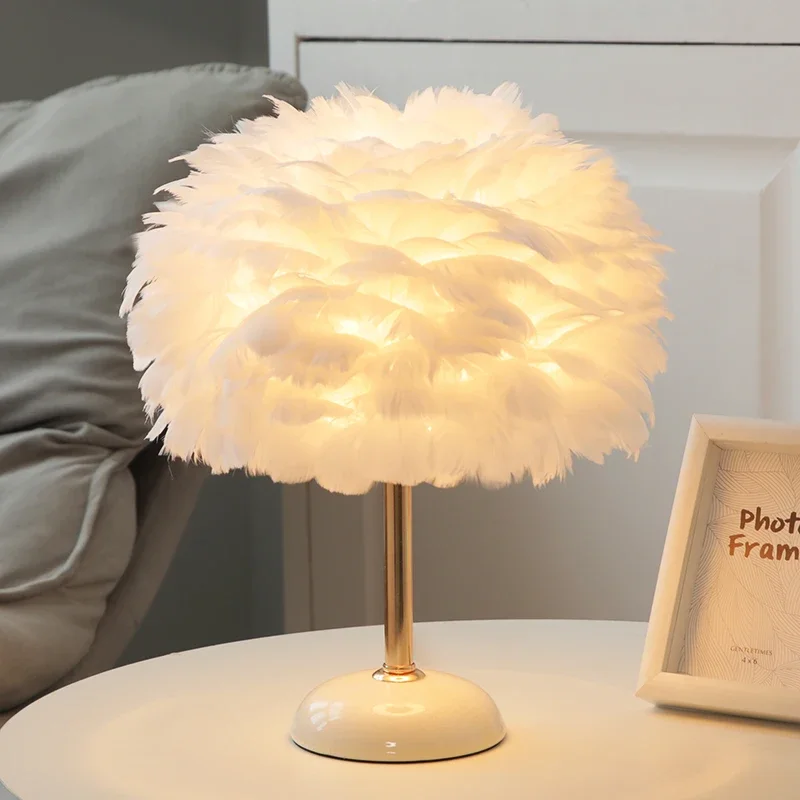 

LED Modern Simple Feather Table Lamp Romantic Wedding Goose Feather Table Lamp Decor Home Living Room Bedroom Study Hotel Decor