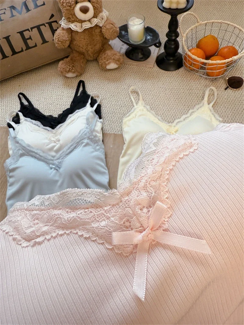 Spaghetti-Träger-Camisole 2026 Sommer Spitze Geripptes Damen-Tanktop mit integrierten BH-Pads, schmal geschnittenes Crop-Top für Innen- und Außenbekleidung – Detail 10