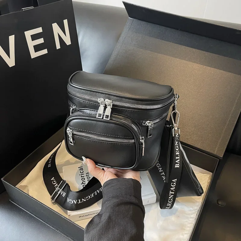 

2025 New Women's Fashion Waist Bag - Wide Shoulder Strap for Crossbody/Handheld, Rivet Details, Light Luxury Style