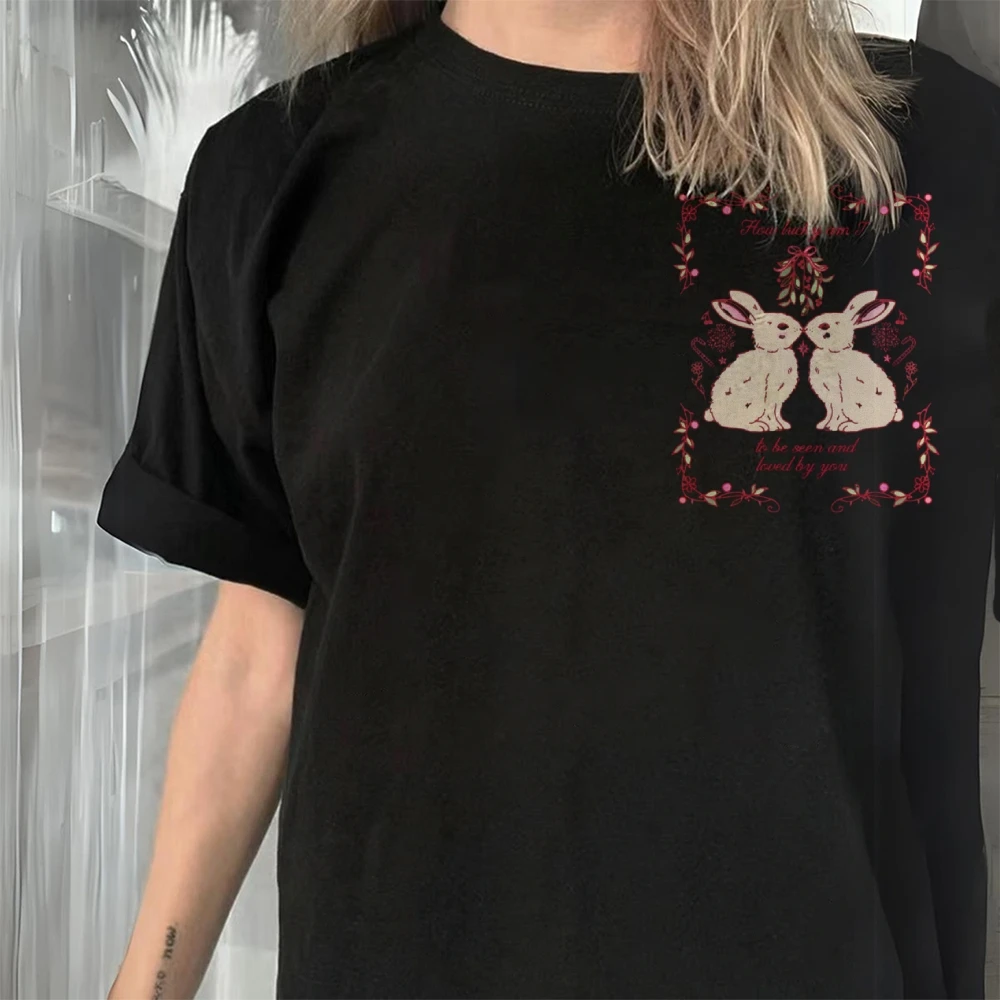 Twin Bunnies Back Tee เสื้อยืดผ้าฝ้ายพรีเมี่ยม พิมพ์ด้านหลังของกระต่ายสองตัวและข้อความโรแมนติก นุ่ม มีสไตล์ สําหรับแฟนแฟชั่นหนุ่มๆ