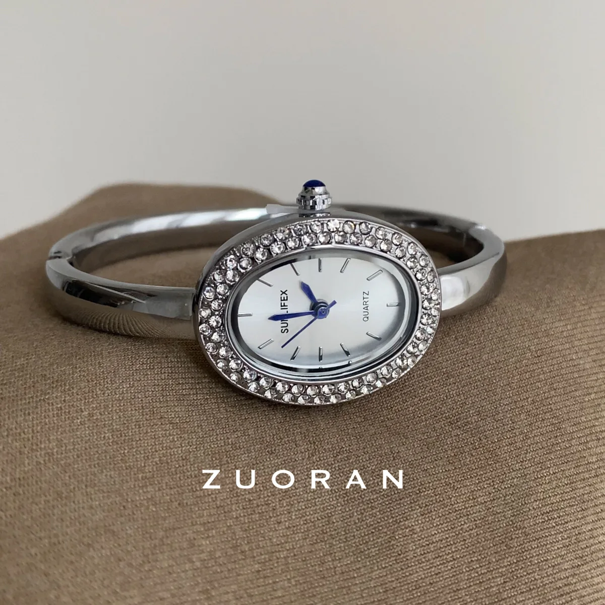 New oval mini bathtub style exquisite and fashionable bracelet-style quartz watch for women, a beautiful gift for women.