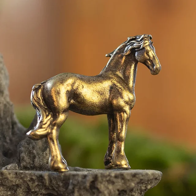 Antyczny mosiądz Solidny długi ogon Figurki koni Miniatury Ozdoby Feng Shui Miedź Zodiak Zwierzę Mini Dekoracja Pulpitu Rzemiosło