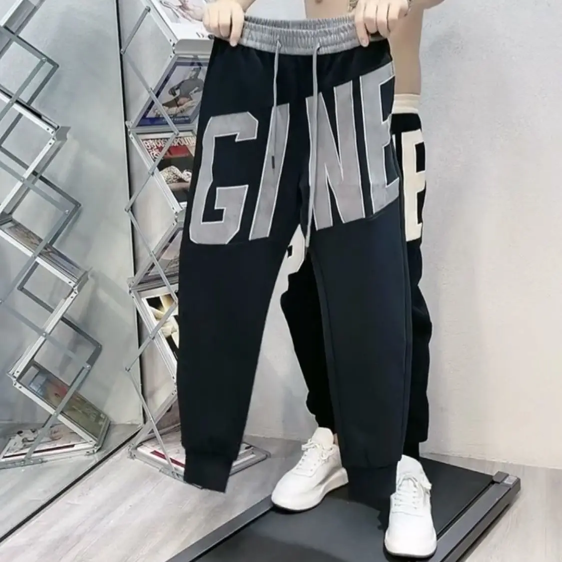 Gestickte Slim-Fit-Herrenhose mit lockerem, lässigem Buchstaben-Kordelzug