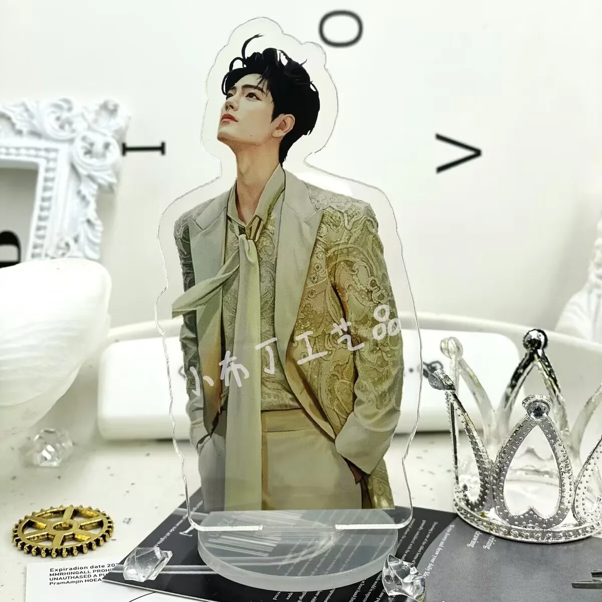 

Новая ночь Weibo Star Xiao Zhan представляет собой супер крутой стоячий знак, адаптируемый вручную, чтобы поддерживать друзьям в подарок.