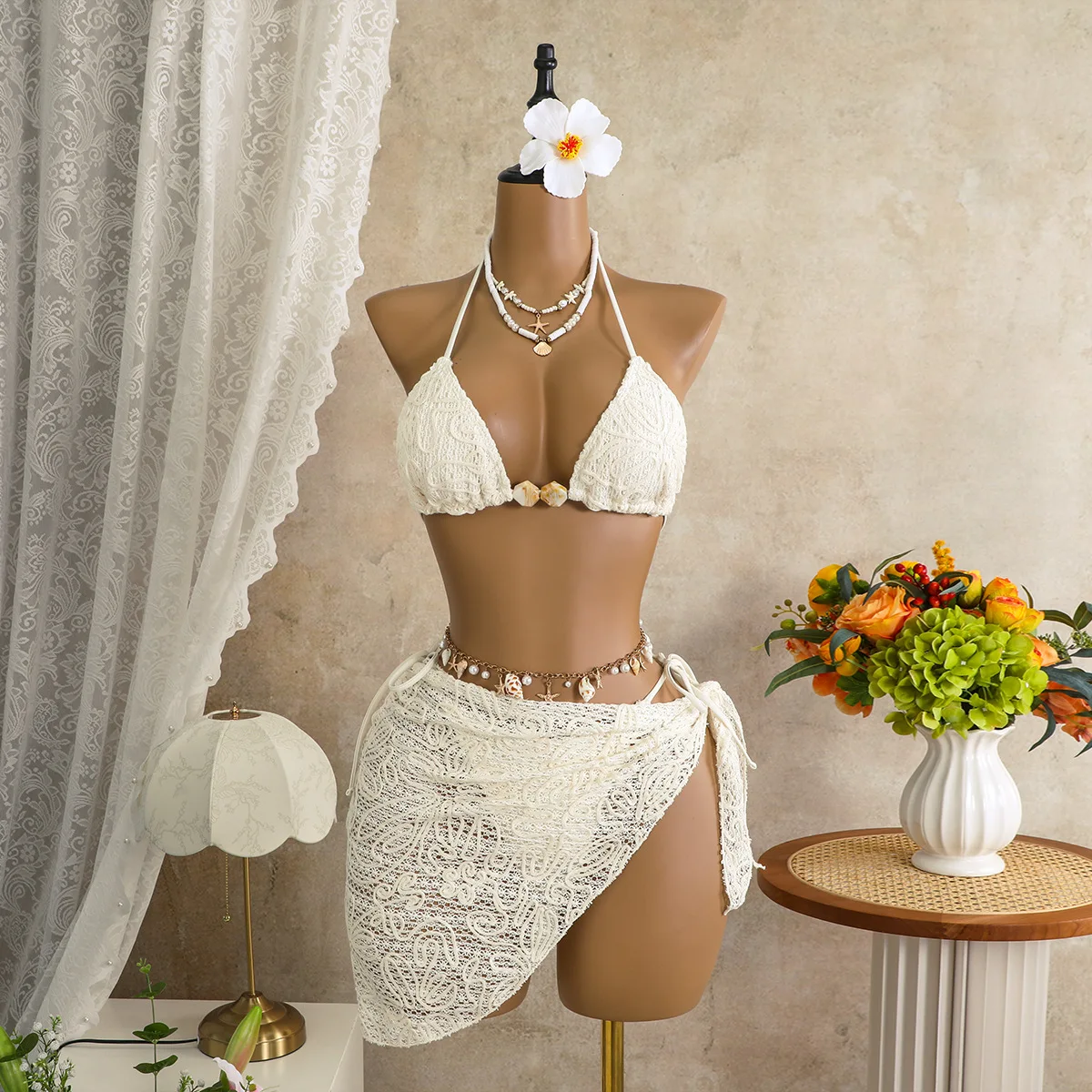 Conjunto de bikini de 3 piezas con bordado floral para mujer, top triangular halter con decoración de conchas y pareo de malla, disponible en 4 colores