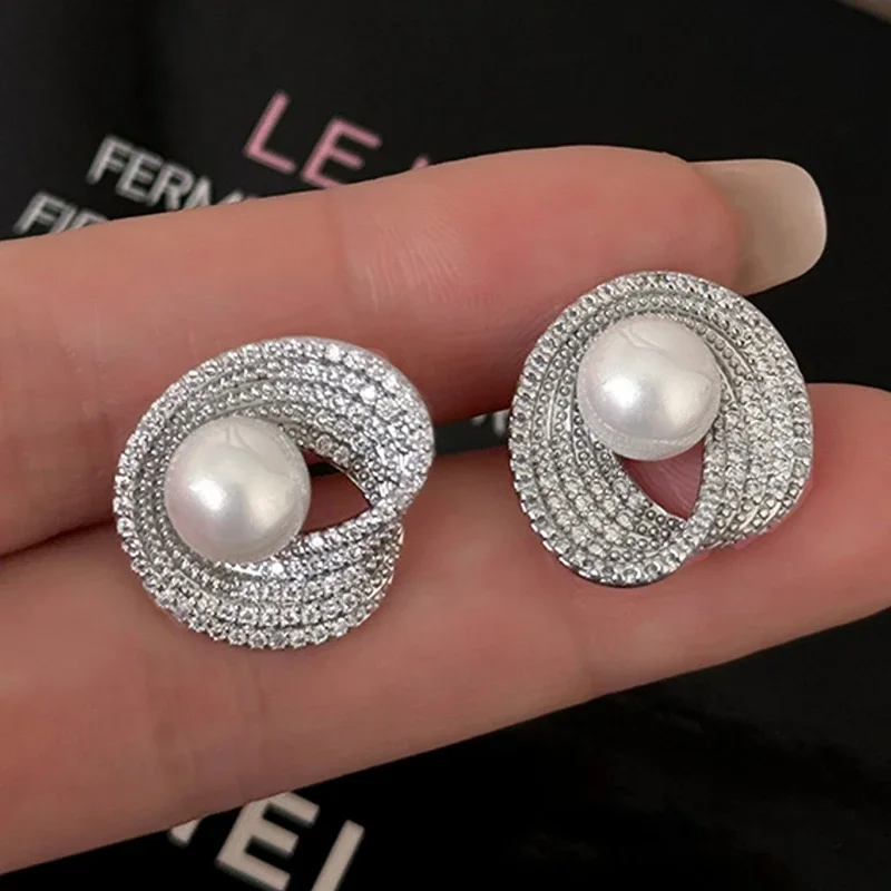 Huitan, unregelmäßig geformte, geschwungene Ohrstecker für Damen, silberfarben, mit Imitationsperlen, luxuriöser Hochzeitsschmuck, mit Zirkonia-Steinen besetzt.