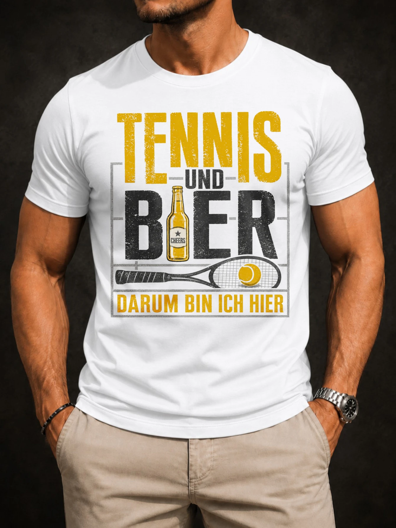 Футболка унисекс с принтом Tennis Und Bier Darum Bin Ich Hier, изображением ракетки, бутылки и золотисто-серой типографикой, а также в стиле кэжуал с графическим рисунком.