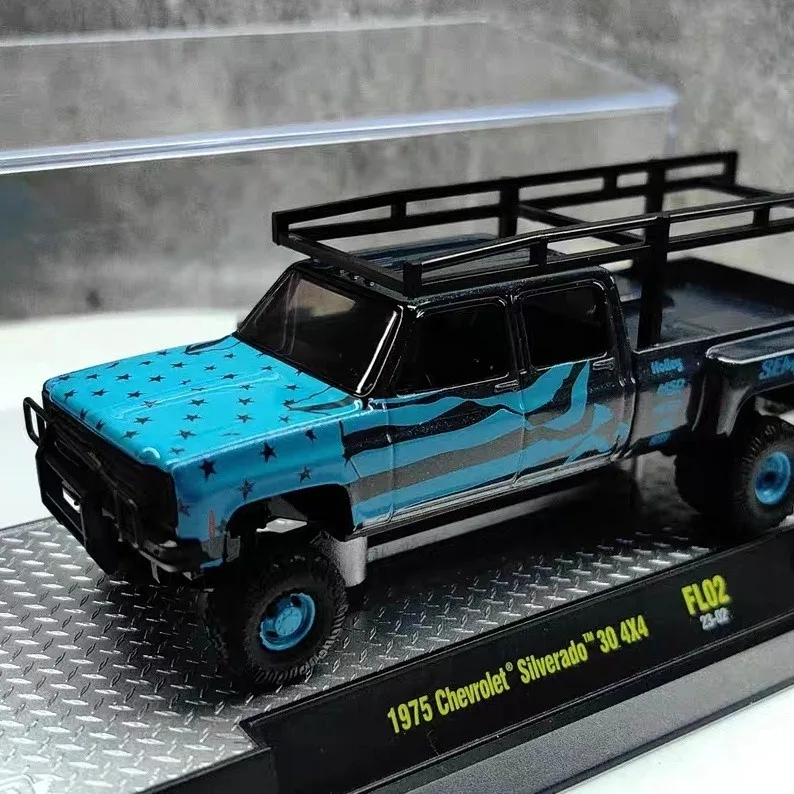 M2 1:64 1975 Extended Cab 4x4 Chevrolet Silverado 30 Alloy Diecast Car