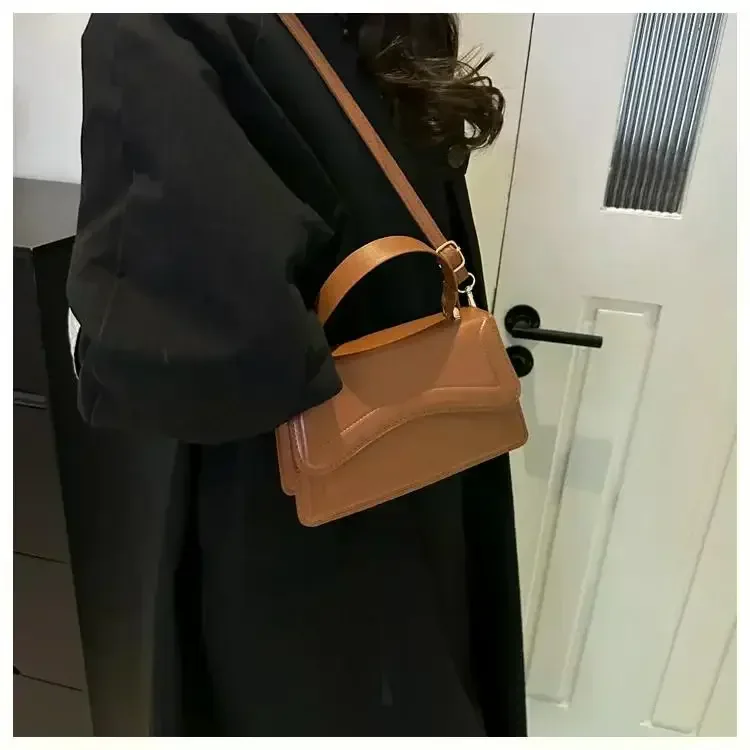 Hochwertige PU-Leder-Handtasche, Damen-Umhängetasche, einfarbig, Schultertasche, Crossbody-Tasche, kleine Tragetasche für Damen und Mädchen – Detail 13